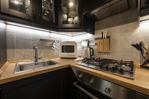 ثلاجة، ميكروويف، فرن، موقد طهي مسطح