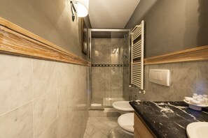 Douche, sèche-cheveux