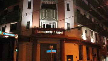 Un edificio de varios pisos con el letrero