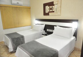 Quarto casal ou duplo conforto, 1 cama King, acessível, para não fumantes | Frigobar, cofres nos quartos, escrivaninha, cortinas blackout