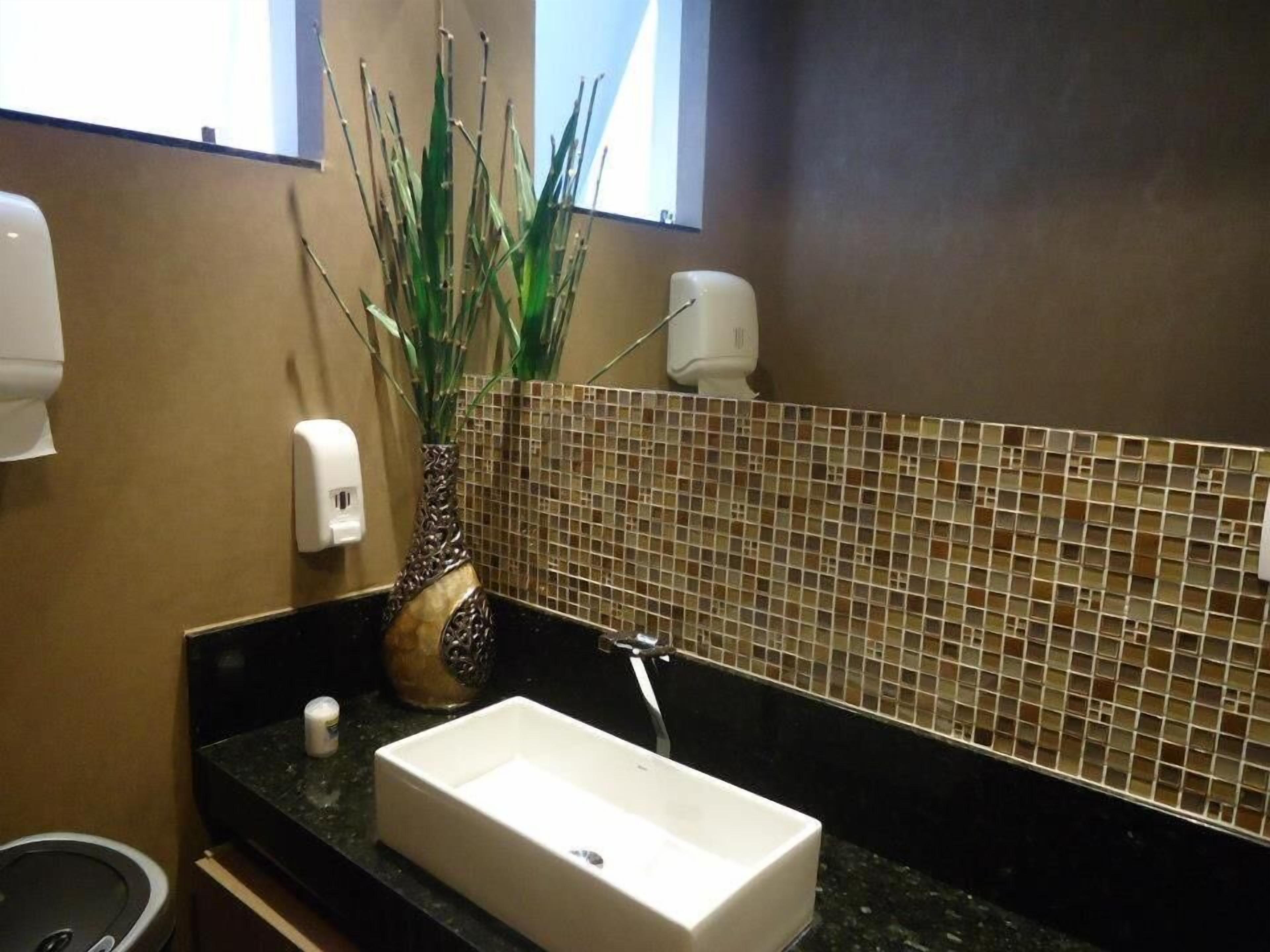 shower, free toiletries, towels