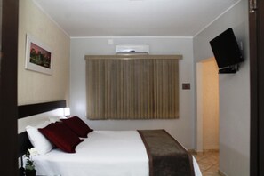 Minibar, két bảo mật tại phòng, bàn, màn/rèm cản sáng