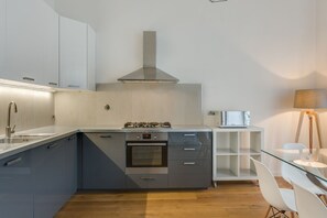 Fridge, microwave, oven, stovetop - Apartments Florence - Fortezza (Firenze)