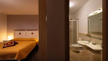 Standard-Doppelzimmer | Individuell dekoriert, individuell eingerichtet, Schreibtisch