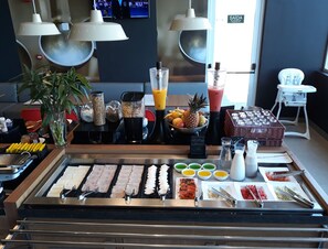 Daily buffet breakfast (BRL 25 per person)