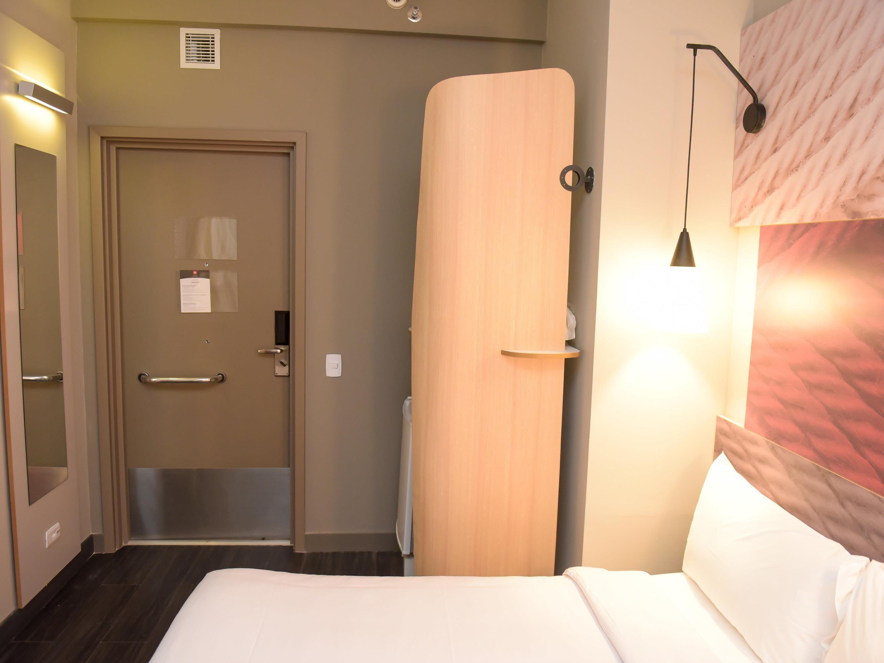 Minibar, escritorio, sistema de insonorización y cunas gratuitas 