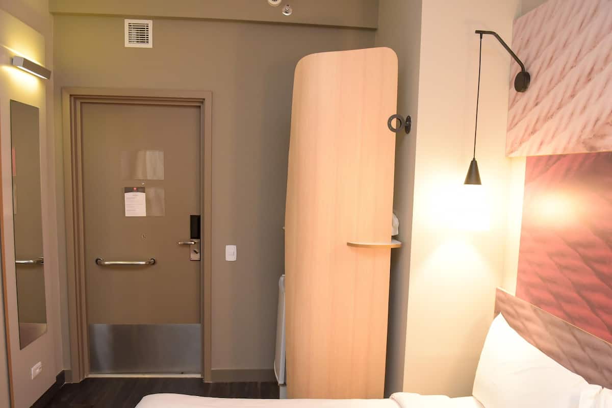 Standard Room, 1 Double Bed | Minibar, desk, soundproofing, free cribs/infant beds