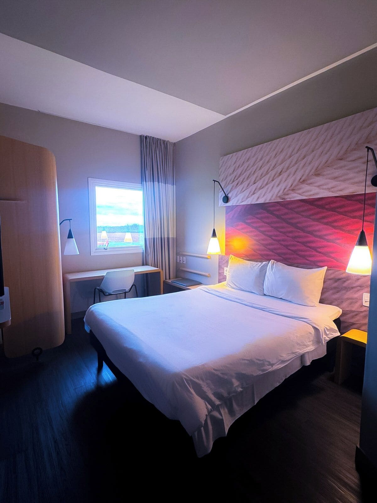 Minibaari, työpöytä, äänieristys, ilmaiset vauvansängyt