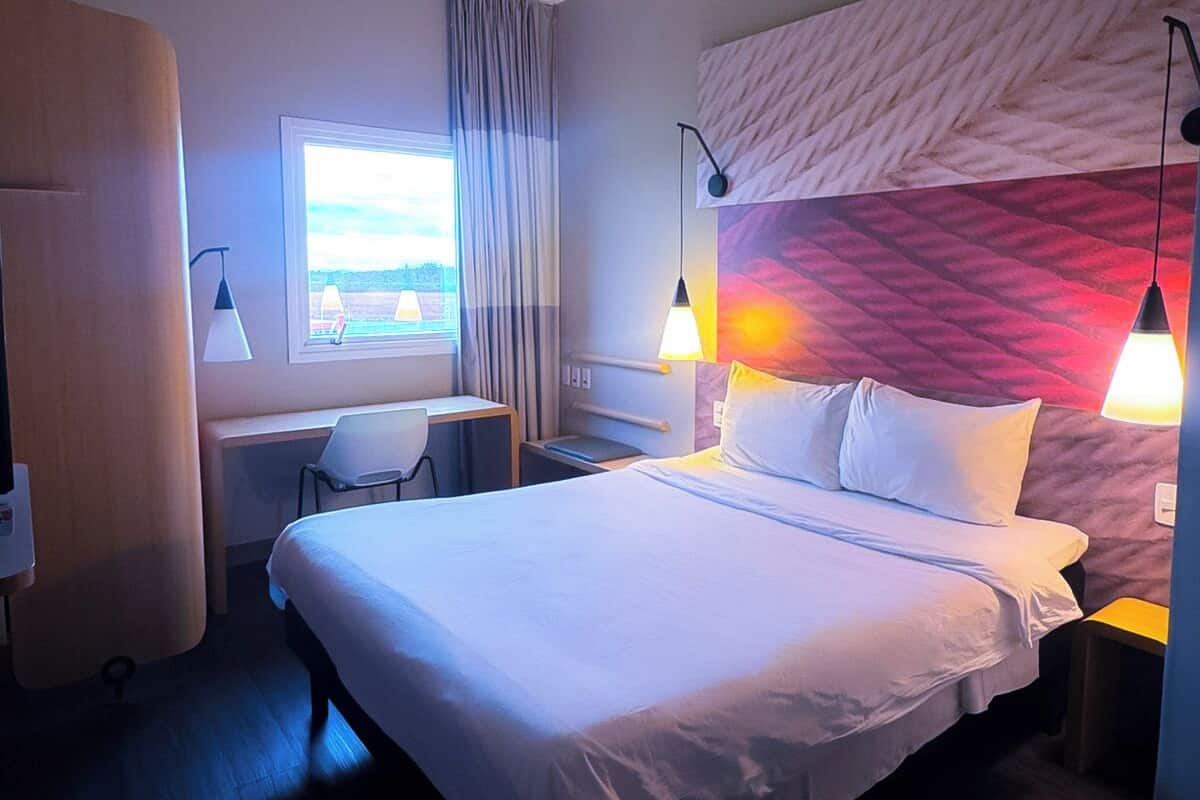 Minibaari, työpöytä, äänieristys, ilmaiset vauvansängyt