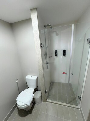 淋浴設備、環保盥洗用品、吹風機、毛巾