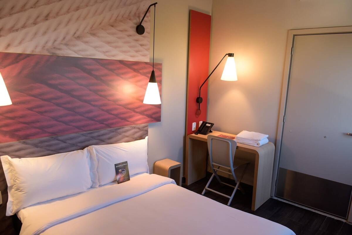 Rom – standard, 1 dobbeltseng | Minibar, skrivebord, lydisolert og barnesenger (inkludert)