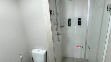 Standardzimmer, Mehrere Betten | Badezimmer | Dusche, umweltfreundliche Kosmetikartikel, Haartrockner, Handtücher