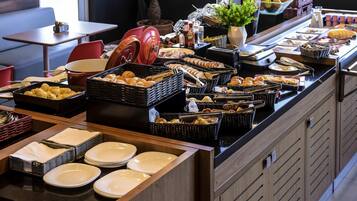 Desayuno buffet diario (BRL 53 por persona)