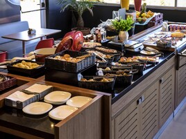 Daily buffet breakfast (BRL 58.00 per person)