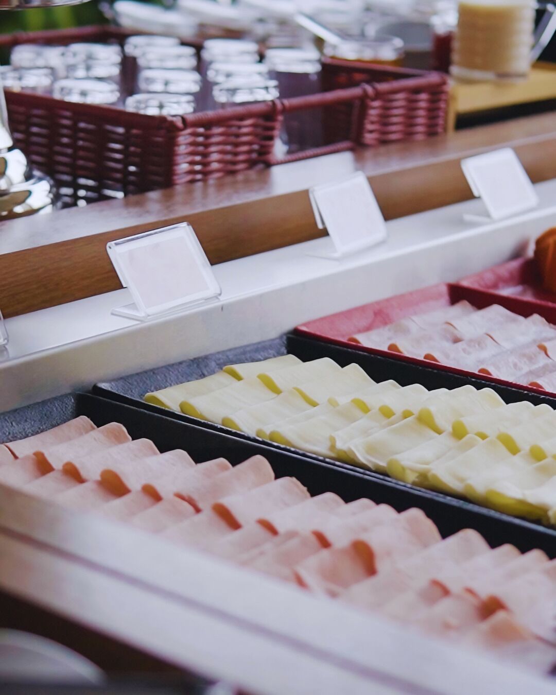Un buffet proposant une variété de plats présentés dans des plateaux.