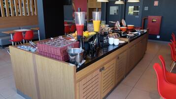Petit déjeuner buffet servi tous les jours en supplément