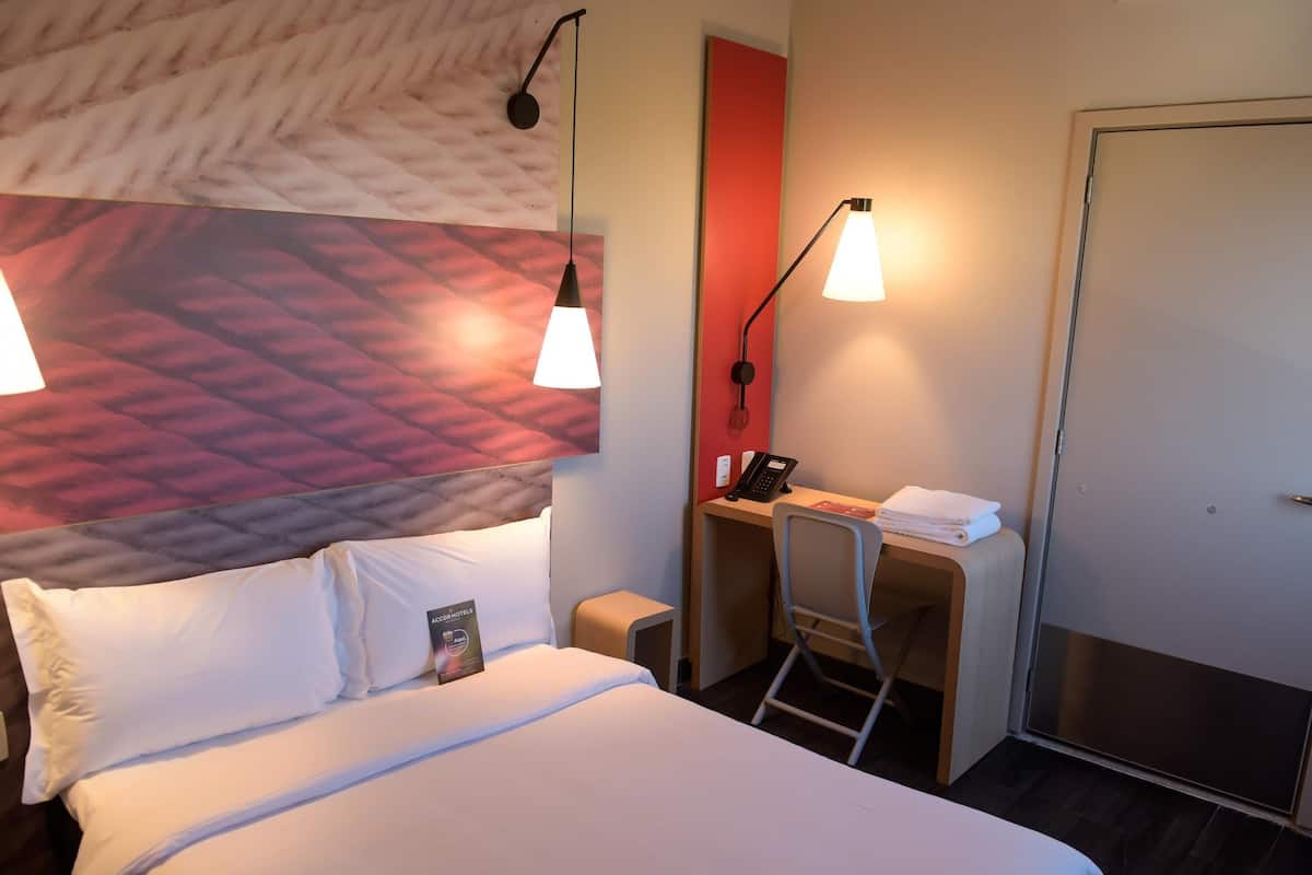 Standard Room, 1 Double Bed | Minibar, desk, soundproofing, free cribs/infant beds