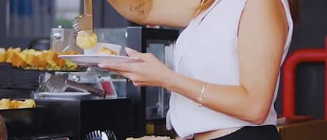 Petit déjeuner buffet (58.00 BRL par personne)