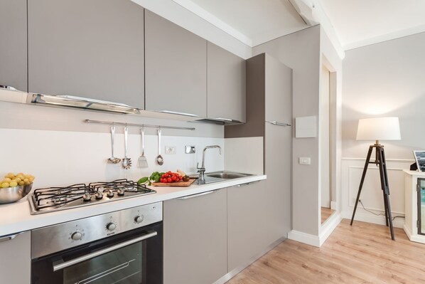 Frigorifero, microonde, forno, piano cottura