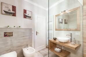 Douche, sèche-cheveux, serviettes fournies