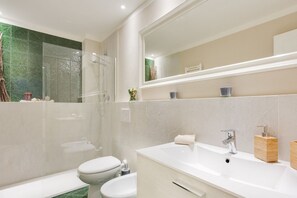 Regadera, secadora de cabello, bidet, toallas 