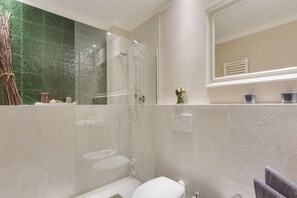 Shower, hair dryer, bidet, towels - Apartments Florence - Ponte Vecchio Balcony (Firenze)