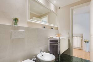 Douche, sèche-cheveux, bidet, serviettes fournies