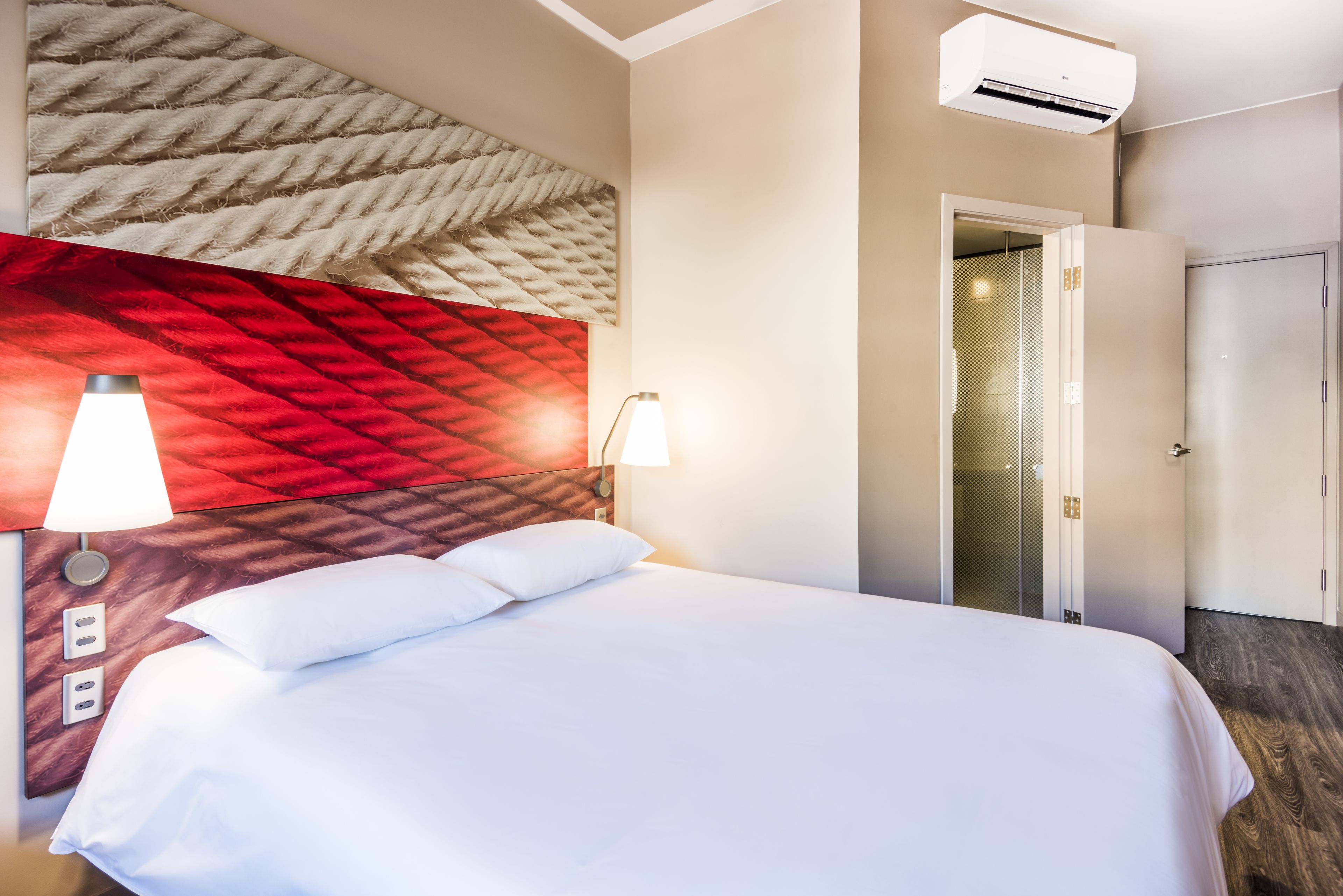 standard room, 1 double bed | in-room safe, desk, laptop workspace, blackout curtains