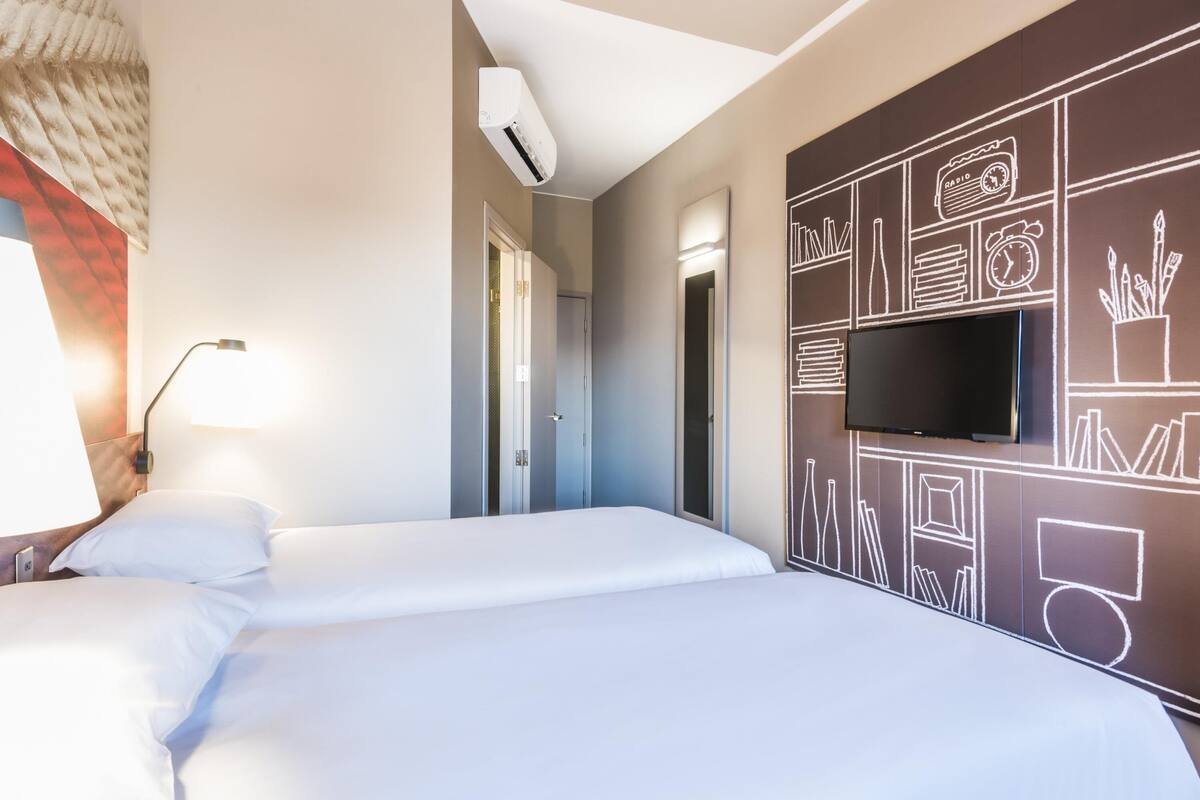 standard twin room, 2 single beds | in-room safe, desk, laptop workspace, blackout curtains