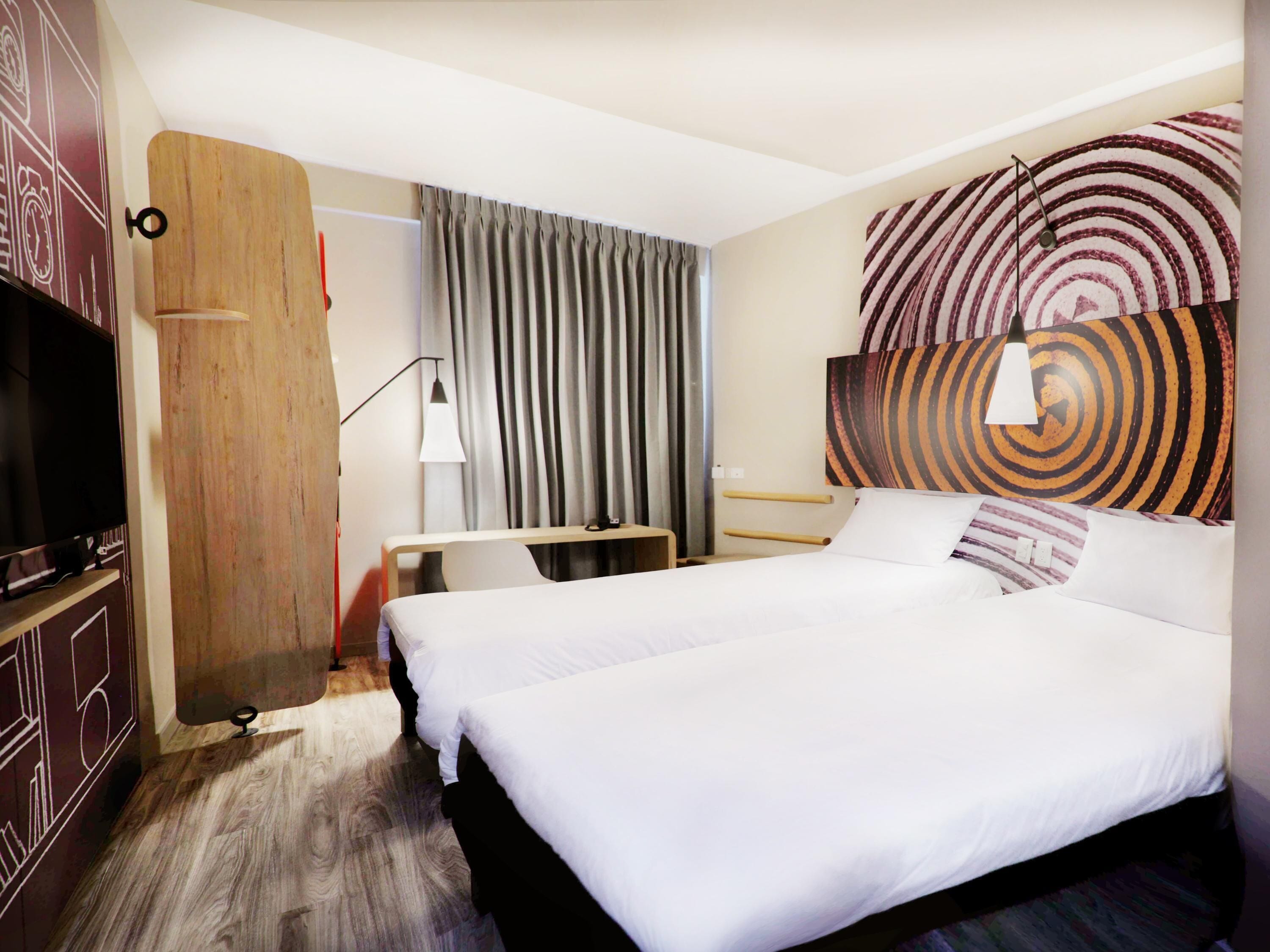 Caja de seguridad en la habitación y escritorio 