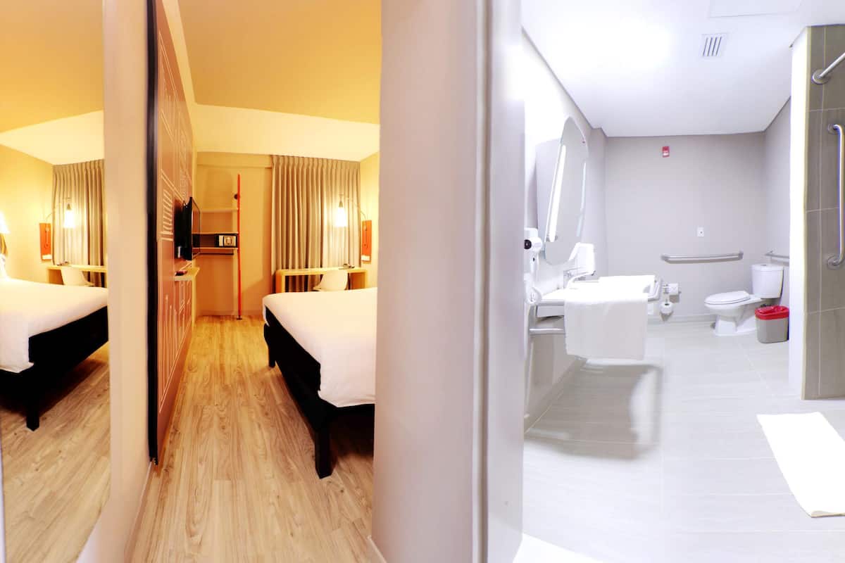 standard room, 1 double bed | in-room safe, desk, laptop workspace, blackout curtains