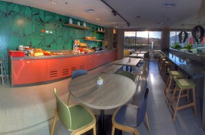 Buffet breakfast for a fee on weekdays - ibis Apartado (Apartadó)
