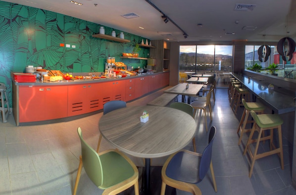 Buffet déjeuner servi en semaine (35000 COP par personne)
