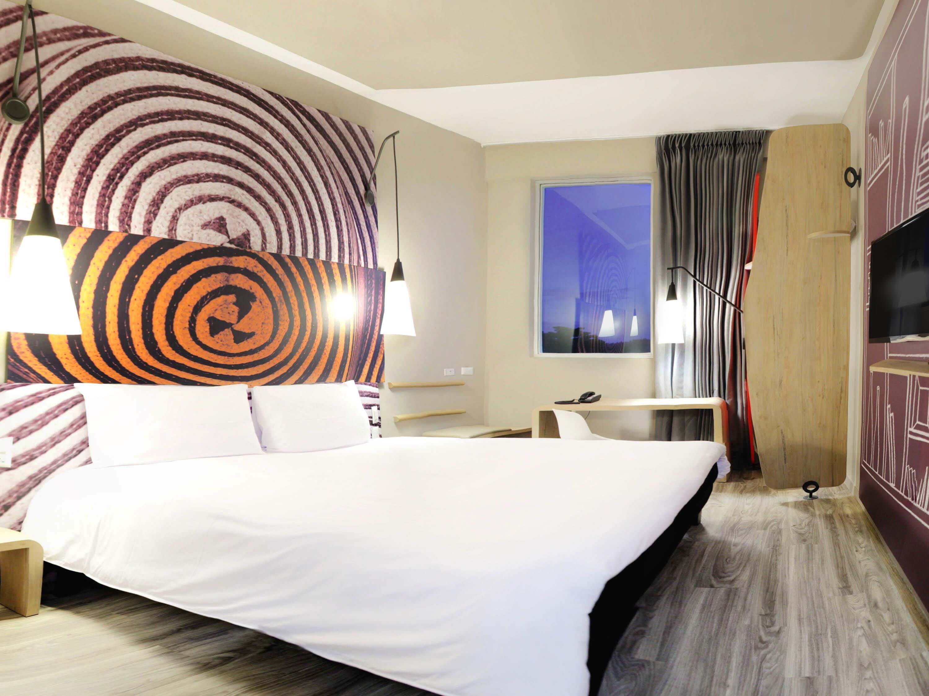 Standard Room, 1 Double Bed | In-room safe, desk, laptop workspace, blackout drapes