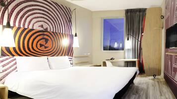 Standard Room, 1 Double Bed | In-room safe, desk, laptop workspace, blackout drapes