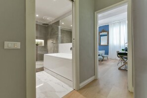 Shower, hair dryer, bidet, towels