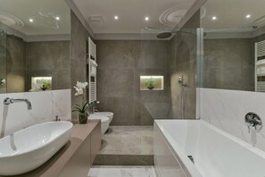Dusche, Haartrockner, Bidet, Handtücher
