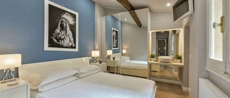 2 bedrooms, desk, iron/ironing board, WiFi