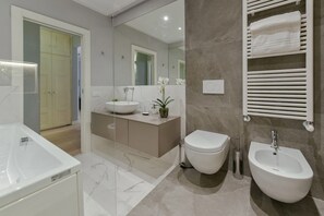 Douche, sèche-cheveux, bidet, serviettes fournies