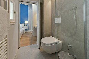 Shower, hair dryer, bidet, towels