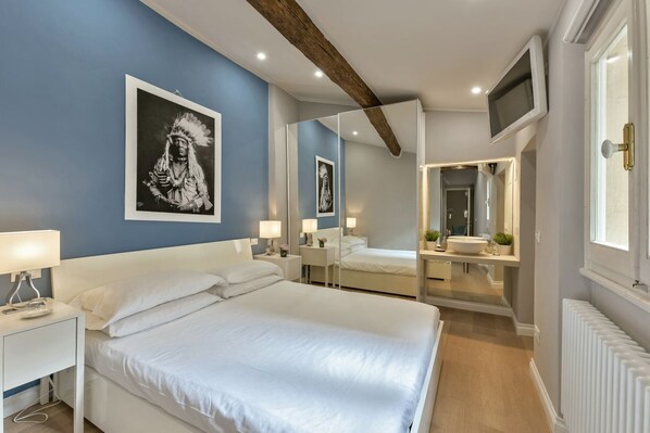 2 bedrooms, desk, iron/ironing board, WiFi