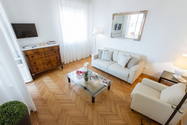 تلفزيون بشاشة مسطحة