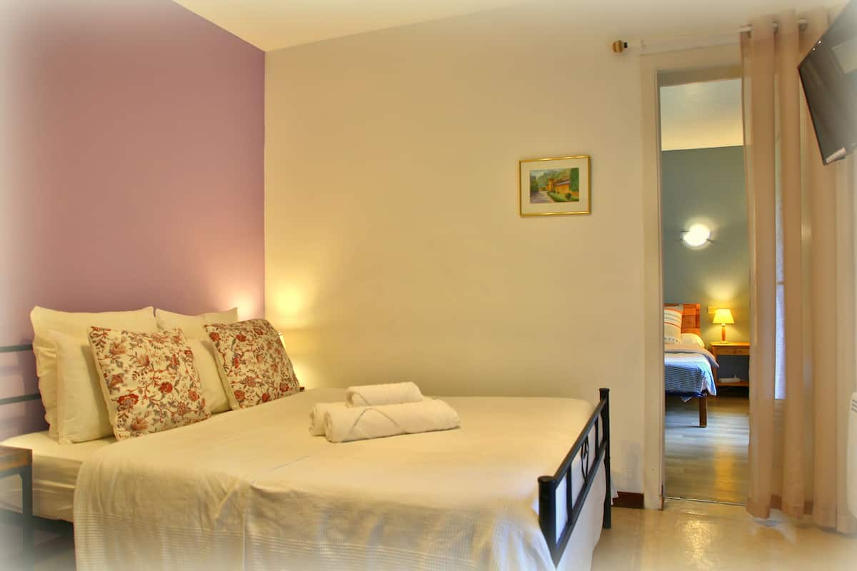 Habitación familiar, vista al jardín | Insonorización, wifi gratis y ropa de cama