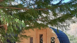 A wooden cabin with a curved roof, a door, and a small window. - Beau Vallon - Gîte et Chambres d'Hôtes (Sahorre)