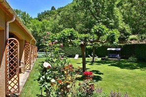 Comfort Triple Room (Cogollo) | Soundproofing, free WiFi, bed sheets