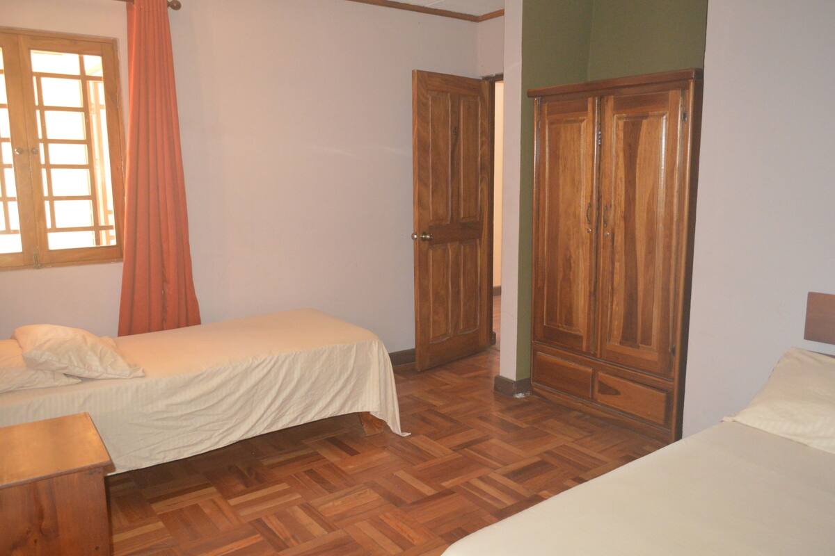Chambre Économique Double ou avec lits jumeaux, 2 lits une place, vue jardin | Couette en duvet d'oie, rideaux occultants, fer et planche à repasser