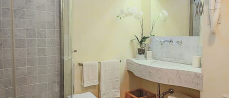 Chuveiro, secador de cabelo, toalhas de banho