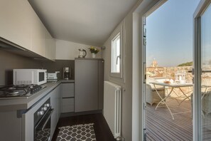 Fridge, microwave, oven, stovetop - Apartments Florence - Beautiful Terrace Serragli (Firenze)