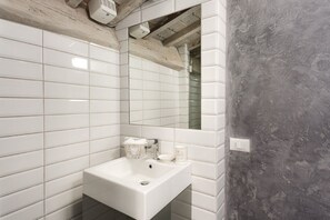 Douche, sèche-cheveux, serviettes fournies