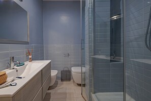 Baignoire, sèche-cheveux, serviettes fournies